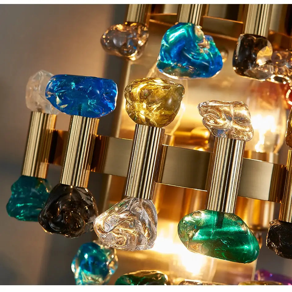 Luxuriöse Wandleuchte aus gebürstetem Gold mit buntem Kristallkristall für das Schlafzimmer