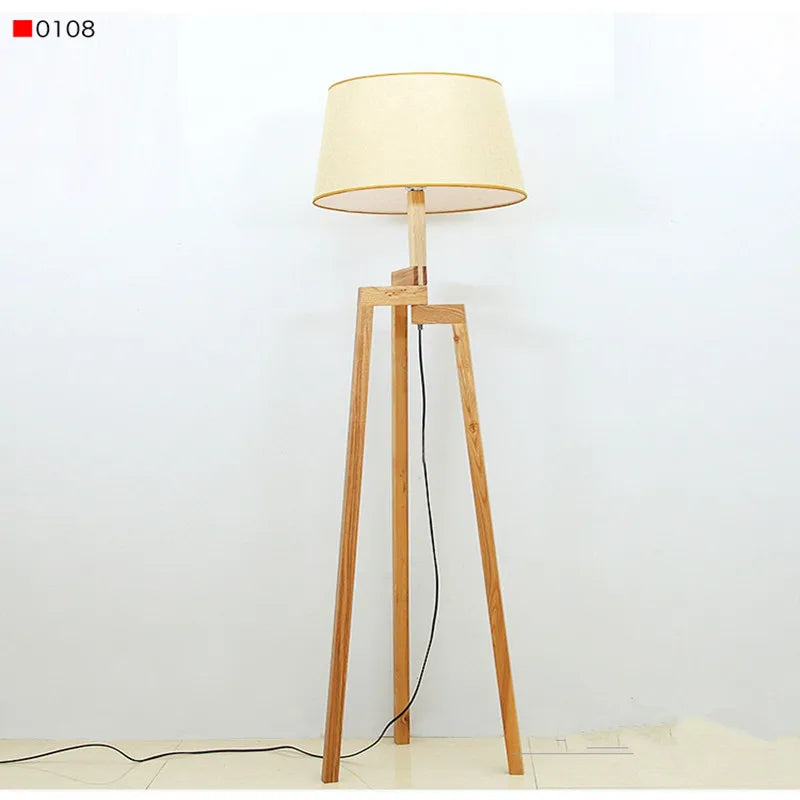 Beige Dreibein-Stehlampe aus Holz für Schlafzimmer, Wohnzimmer, Nachttisch