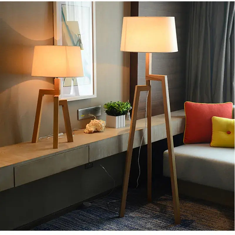 Beige Dreibein-Stehlampe aus Holz für Schlafzimmer, Wohnzimmer, Nachttisch